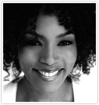 DIVAS DO BROADWAY – Angela Bassett