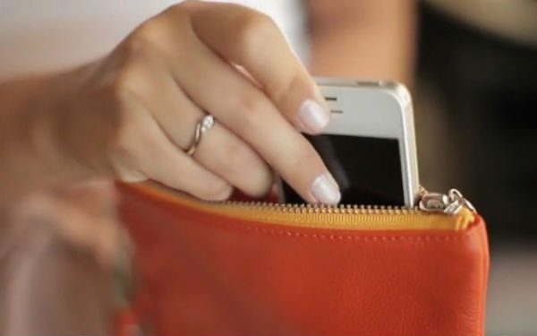 Everpurse Wirelessly & Fashionably Charges Your Smartphone