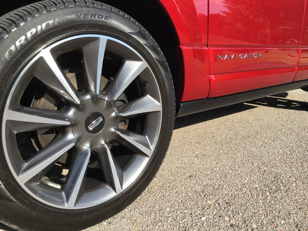 2016 Lincoln Navigator tire